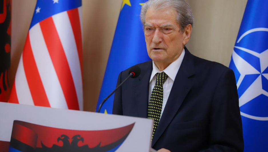 Sali Berisha paralajmëron: PD do të rrethojë edhe ambasadat – beteja për votën në çdo front Sali Berisha paralajmëron: PD do të rrethojë edhe ambasadat – beteja për votën në çdo front