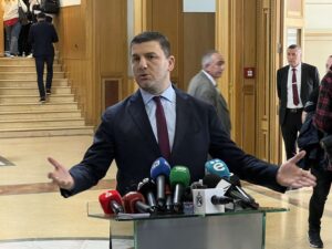 Krasniqi pas dështimit të seancës: VV e ka marrë shtetin peng – propozimin e LDK’së e diskutojmë sot