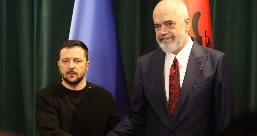 Zelensky zhvillon bisedë telefonike me Ramën: E ftova në Samitin Ukrainë – Europa Juglindore Zelensky zhvillon bisedë telefonike me Ramën: E ftova në Samitin Ukrainë – Europa Juglindore