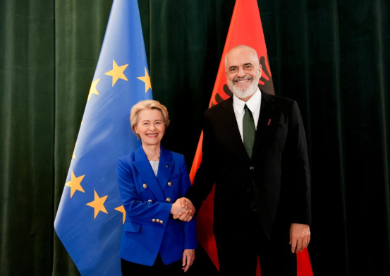 Rama në Gjermani, pjesë e ceremonisë për dhënien e çmimit “Karli i Madh” ndaj presidentes së KE