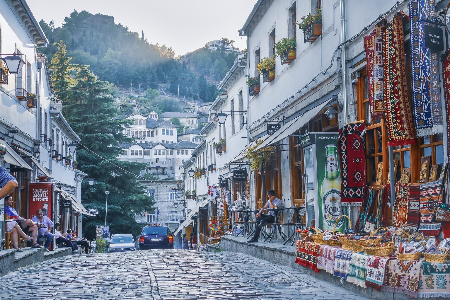 Tezgjahu ndër zanatet që i ka mbijetuar globalizimit, i shton vlera turizmit në Gjirokastër Tezgjahu ndër zanatet që i ka mbijetuar globalizimit, i shton vlera turizmit në Gjirokastër