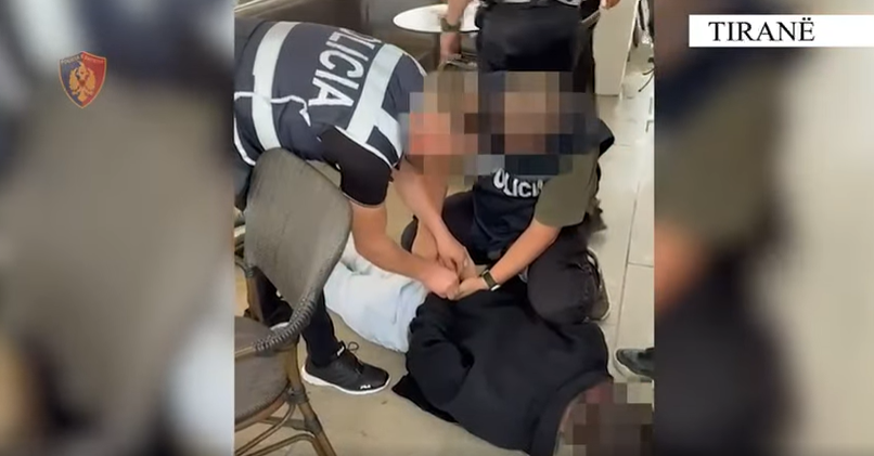 Trafik armësh nga Kosova në Shqipëri, arrestohen 10 persona, 2 në kërkim Trafik armësh nga Kosova në Shqipëri, arrestohen 10 persona, 2 në kërkim