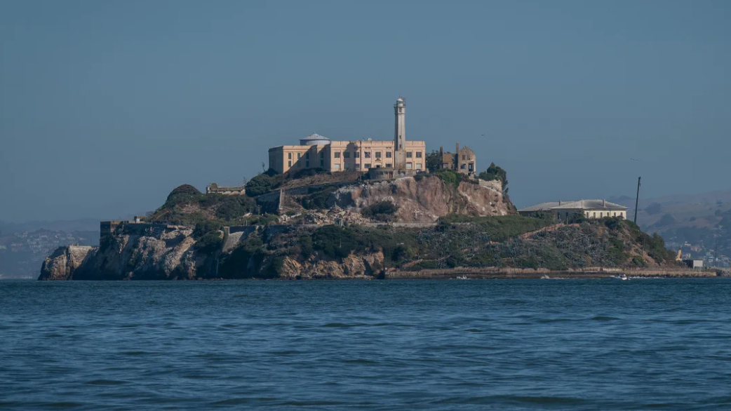 Trump letër Byrosë së Burgjeve, kërkon rihapjen e Alcatrazit për kriminelët më të pamëshirshëm Trump letër Byrosë së Burgjeve, kërkon rihapjen e Alcatrazit për kriminelët më të pamëshirshëm