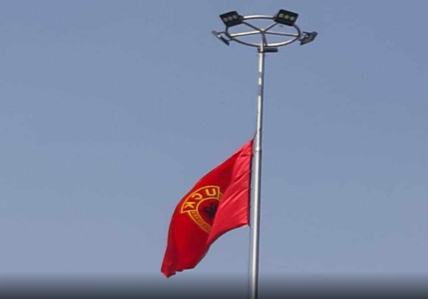 Luftëtari i UÇK-së, Agim Pllashniku, vendos flamurin e UÇK-së te “Rrethi i Ismetit” Luftëtari i UÇK-së, Agim Pllashniku, vendos flamurin e UÇK-së te “Rrethi i Ismetit”