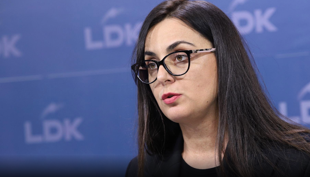 Lushaku-Sadriu, Kurtit: E ke uzurpuar zyrën e kryeministrit pa pasur shumicë parlamentare dhe jashtë çdo norme kushtetuese Lushaku-Sadriu, Kurtit: E ke uzurpuar zyrën e kryeministrit pa pasur shumicë parlamentare dhe jashtë çdo norme kushtetuese