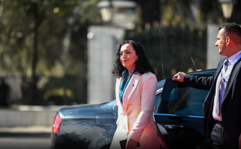 Kriza në vend, presidentja do t’i ftojë në takim liderët e partive politike