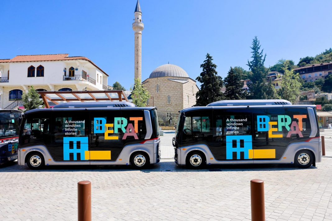 Autobusë elektrikë në shërbim të turistëve në Berat Autobusë elektrikë në shërbim të turistëve në Berat
