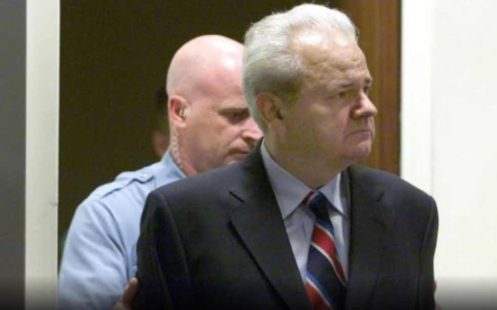 24 vjet nga ekstradimi i Millosheviqit në Hagë