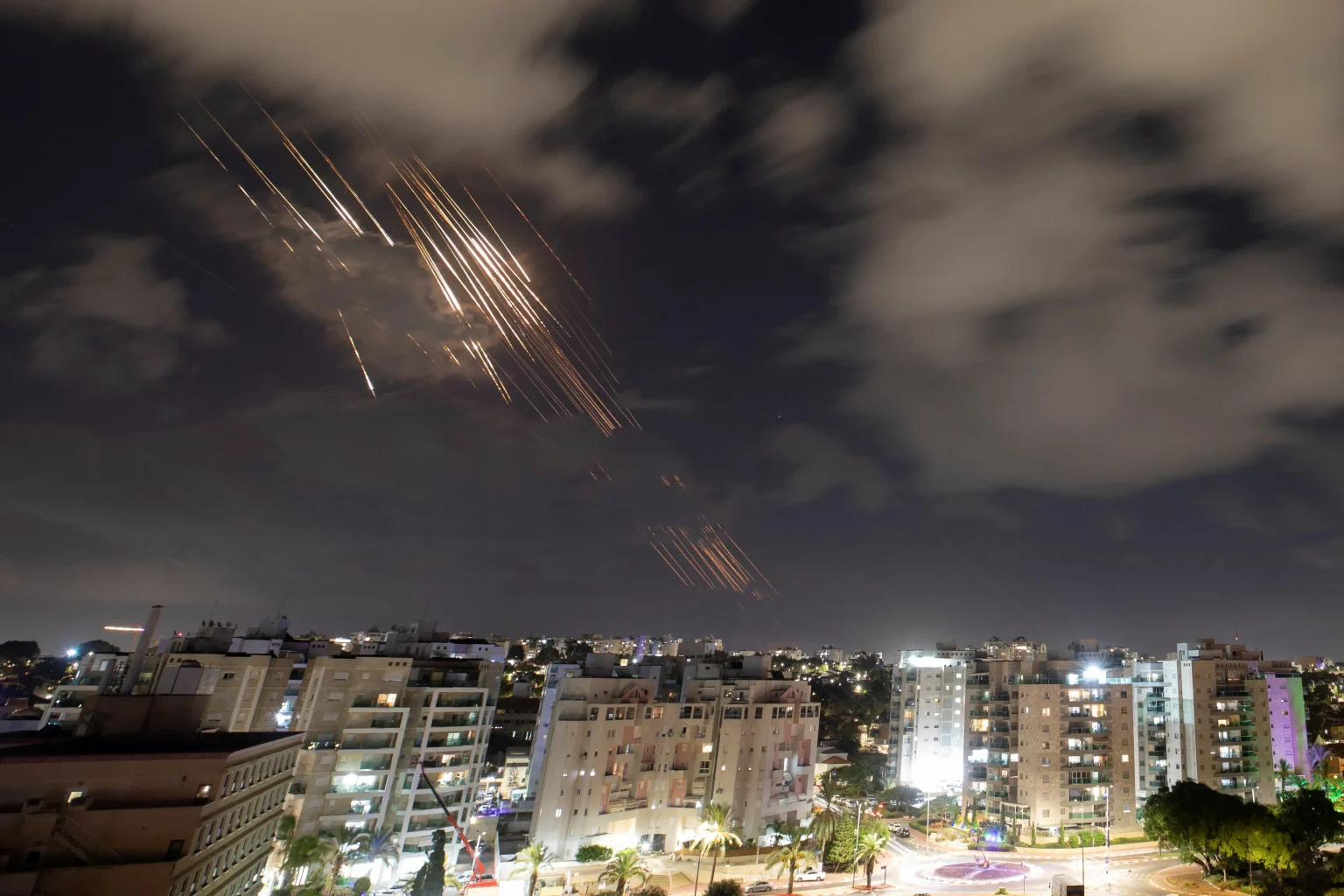 Irani hakmerret, qindra raketa në drejtim të Tel Avivit Irani hakmerret, qindra raketa në drejtim të Tel Avivit