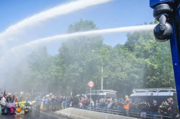 Hagë, 200 aktivistë janë arrestuar gjatë protestës Hagë, 200 aktivistë janë arrestuar gjatë protestës