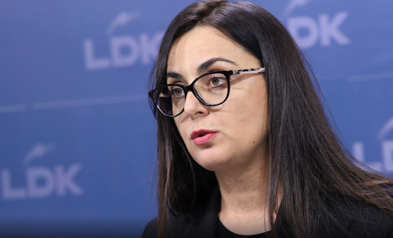 Lushaku i kundërpërgjigjet Kurtit: Është koha të lëshosh rrugë meqë s’po mund ta shohësh Kuvendin si shtëpinë tënde Lushaku i kundërpërgjigjet Kurtit: Është koha të lëshosh rrugë meqë s’po mund ta shohësh Kuvendin si shtëpinë tënde