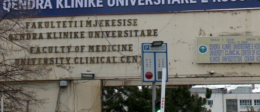 Vdiq në QKUK gruaja që u gjet e shtrirë në tokë në Prishtinë Vdiq në QKUK gruaja që u gjet e shtrirë në tokë në Prishtinë