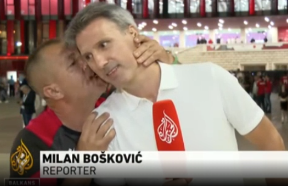 E çuditshme: Momenti kur tifozi i kombëtares shqiptare puth gazetarin serb pas ndeshjes