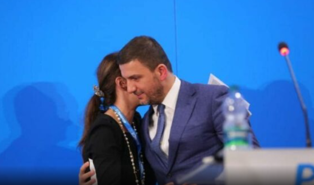 Çitaku uron Krasniqin pasi u rizgjodh kryetar i PDK-së: Na priftë e mbara Çitaku uron Krasniqin pasi u rizgjodh kryetar i PDK-së: Na priftë e mbara