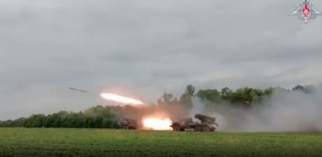 “Po na bombardojnë vazhdimisht” – Rusia avancon në Sumy, Zelenski ndryshon kupolën ushtarake “Po na bombardojnë vazhdimisht” – Rusia avancon në Sumy, Zelenski ndryshon kupolën ushtarake