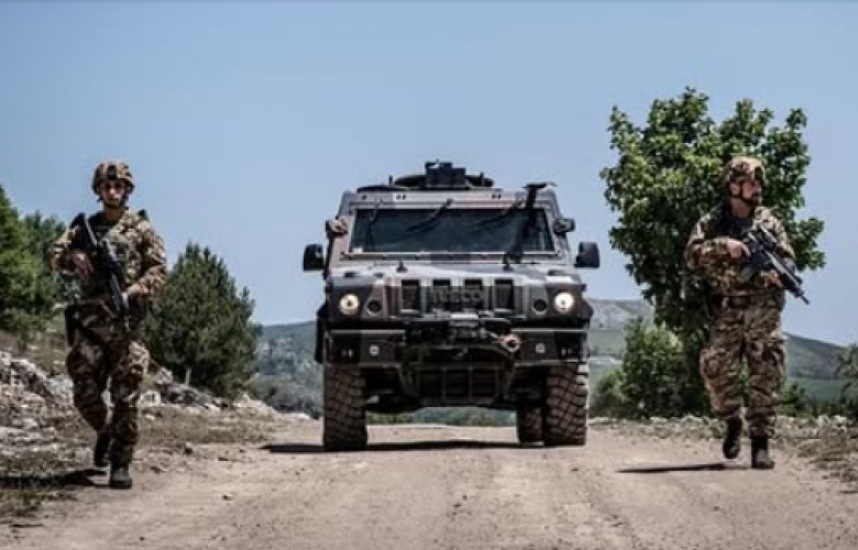 KFOR-i italian patrullon në vijën kufitare KFOR-i italian patrullon në vijën kufitare