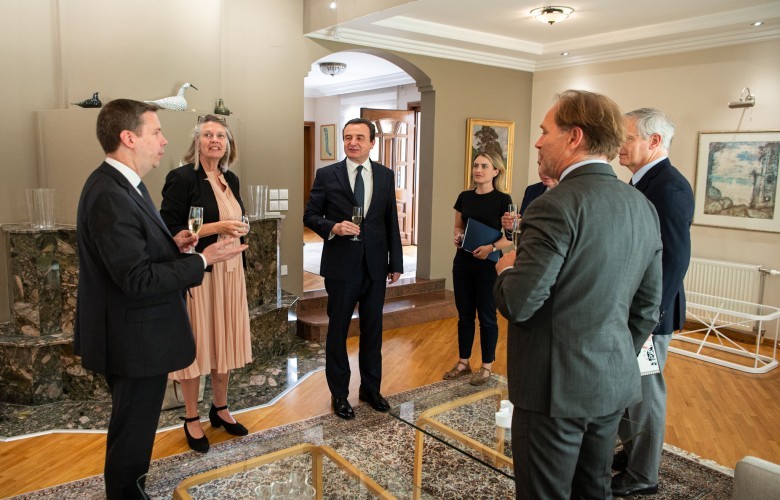 Kurti takon ambasadorët evropianë, për konstituimin e Kuvendit Kurti takon ambasadorët evropianë, për konstituimin e Kuvendit