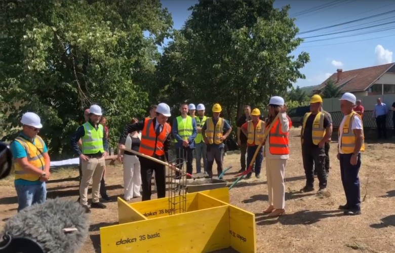 Gurthemeli i një çerdheje shndërrohet në arenë politike Kurti–Rama