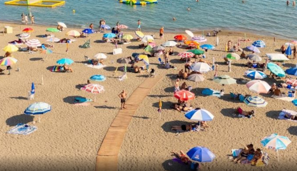 Rama uron fundjavë të mbarë nga plazhi publik i Velipojës Rama uron fundjavë të mbarë nga plazhi publik i Velipojës