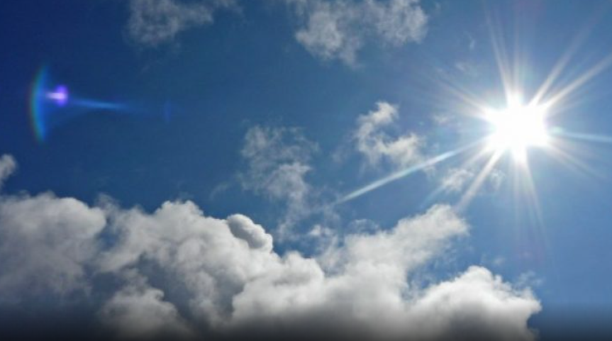 Gjatë fundjavës priten temperaturat mbi 30 gradë dhe reshje lokale të shiut