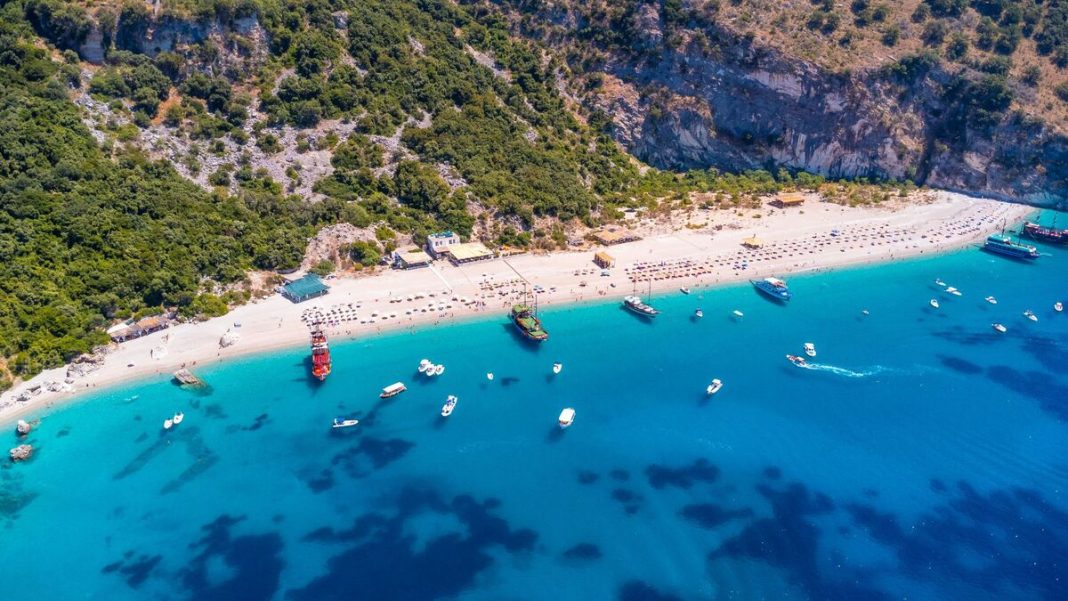 Media britanike “Express”: Riviera mahnitëse Shqiptare, me plazhe të qeta dhe kuzhinë të shijshme
