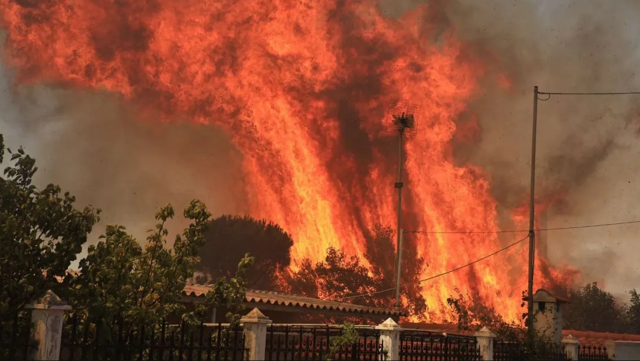 Greqia në flakë, zjarre të fuqishme djegin shtëpi, evakuohen banorë në disa zona