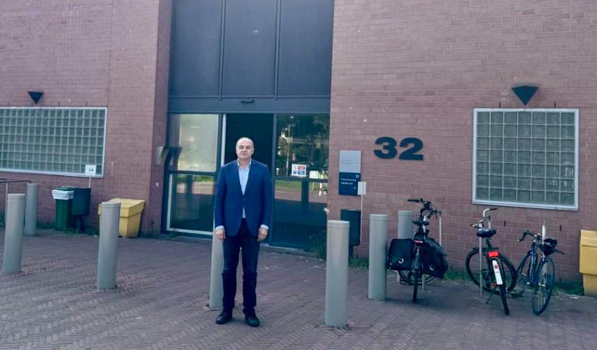 Enver Hoxhaj viziton Thaçin dhe Veselin në Hagë: Kosova nuk harron, ata qëndrojnë të fortë Enver Hoxhaj viziton Thaçin dhe Veselin në Hagë: Kosova nuk harron, ata qëndrojnë të fortë