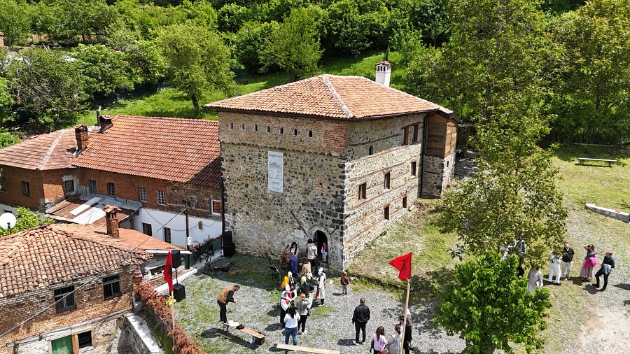Kulla e Kurpalëve në Has e hapur për vizitorët pas rijetëzimit Kulla e Kurpalëve në Has e hapur për vizitorët pas rijetëzimit