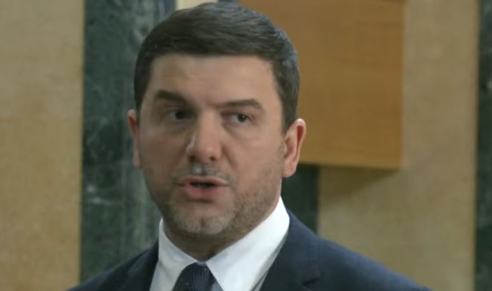 Krasniqi kritikon Qeverinë për heshtjen ndaj arrestimit të ish-policit: Kur ju duhen i ngjisin në qiell Krasniqi kritikon Qeverinë për heshtjen ndaj arrestimit të ish-policit: Kur ju duhen i ngjisin në qiell