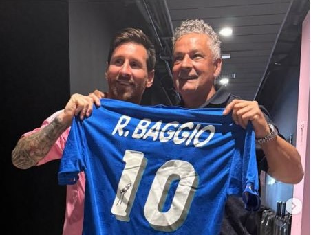 Baggio i dhuron Messit fanellën e tij të USA’94: Dhuratë e veçantë dhe kuptimplotë Baggio i dhuron Messit fanellën e tij të USA’94: Dhuratë e veçantë dhe kuptimplotë