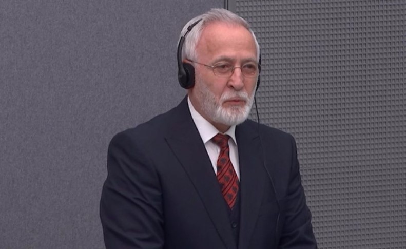 Nuk e lirojnë: Gjyqtarët e Speciales mendojnë se Krasniqi do të ndikojë në dëshmitarët e mbrojtjes, ia kujtojnë postimin kundër Shkëlzen Gashit Nuk e lirojnë: Gjyqtarët e Speciales mendojnë se Krasniqi do të ndikojë në dëshmitarët e mbrojtjes, ia kujtojnë postimin kundër Shkëlzen Gashit