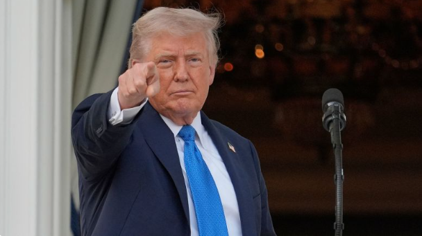 Trump ndalon udhëtimet drejt SHBA për shtetasit nga 12 vende, kufizim i pjesshëm për 7 shtete të tjera Trump ndalon udhëtimet drejt SHBA për shtetasit nga 12 vende, kufizim i pjesshëm për 7 shtete të tjera