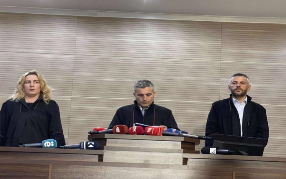 Zoran Vukotiq dënohet me 15 vjet burgim për krime lufte në Kosovë Zoran Vukotiq dënohet me 15 vjet burgim për krime lufte në Kosovë