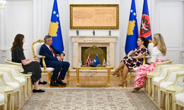 Ambasadori britanik vlerëson përpjekjen e Osmanit për të gjetur zgjidhje në pajtim me Kushtetutën – pasojat e bllokadës do të ishin të rënda