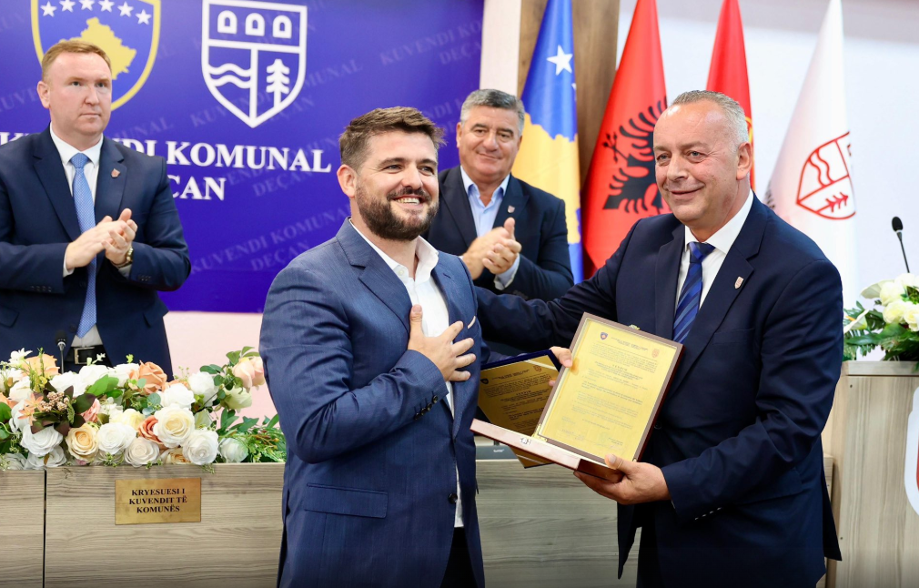 Gazetari Marin Mema nderohet me titullin “Qytetar Nderi i Deçanit”