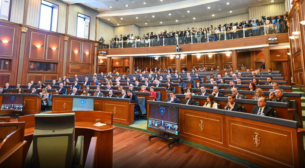 “E papranueshme, derisa u kallte Kosova me mbi 100 zjarre, deputetët e mbanin vendin të bllokuar”