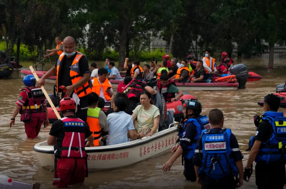 Mbi 30 viktima pas shirave të rrëmbyeshëm dhe përmbytjeve në Pekin