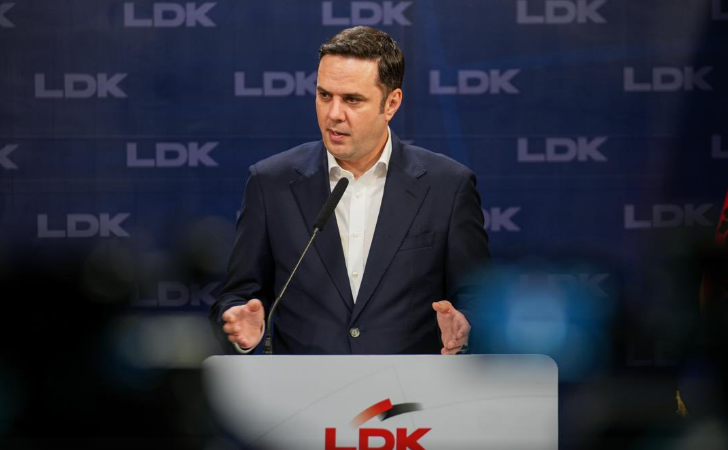 Performanca e Gurit në Kuvend e bën ‘krenar’ Abdixhikun: Turma ra, Parisi nisi