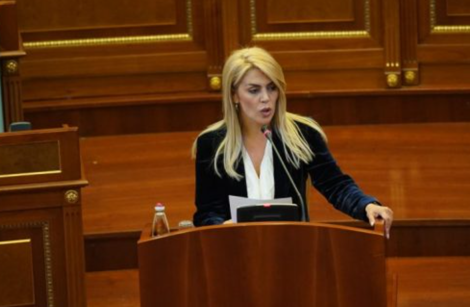 Deputetja e PDK-së: Paratë e qytetarëve po përfundojnë në xhepat e ‘familjarëve të pushtetit’
