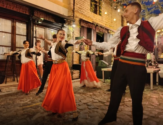 Tingujt dhe gjuha e arbëreshëve mbushin Pazarin e Vjetër të Korçës