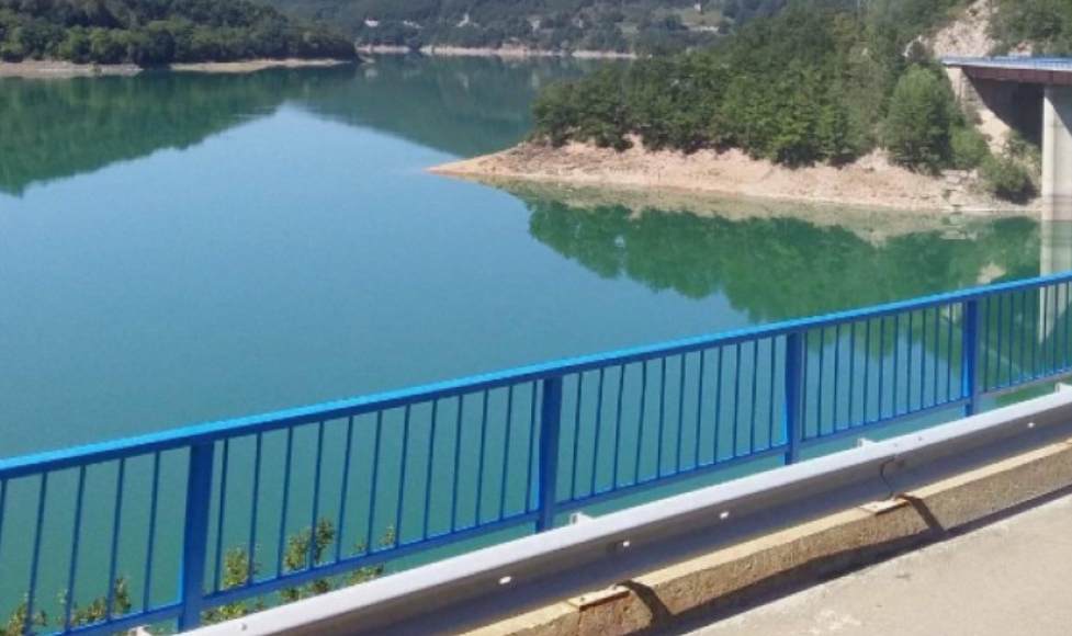 Dyshohet se një person vdiq pasi u hodh nga ura në Ujman