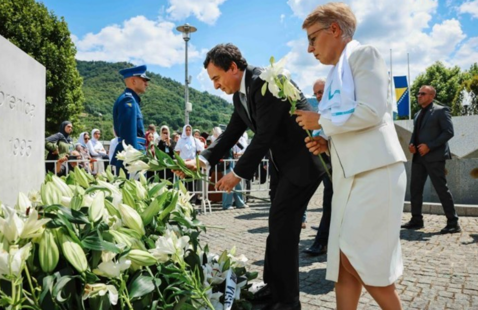 Kurti në Bosnje: Srebrenica ishte paralajmërim për Kosovën dhe botën