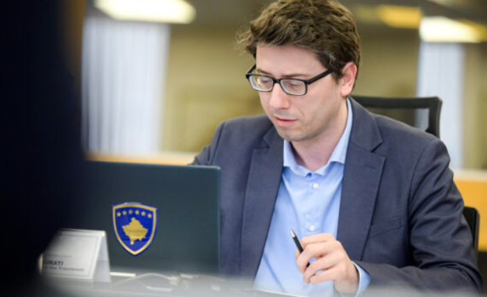 Vendimi i tetorit të vitit kaluar për pagat, Murati thotë se nga ky muaj shërbyesve publikë iu shtohen 55 eurot tjera