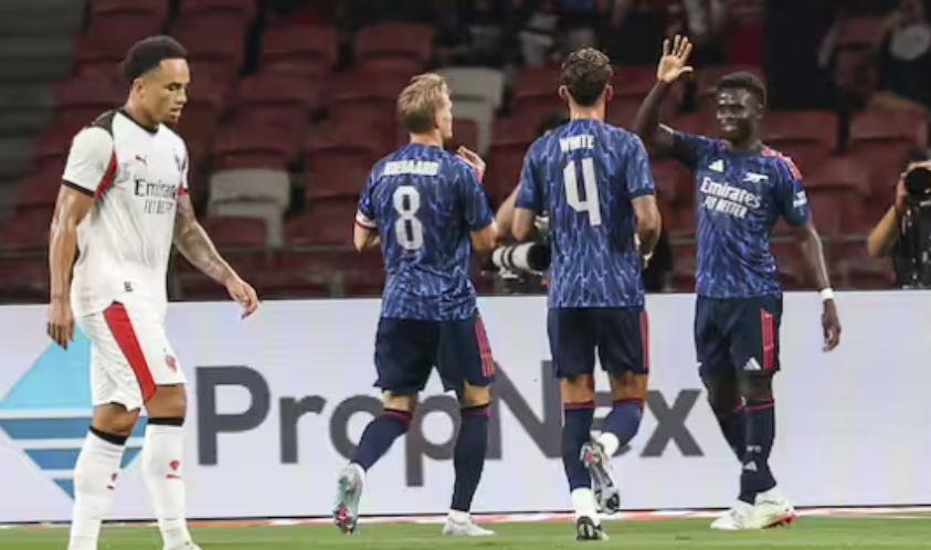 Allegri debuton me humbje, Arsenali mposht Milanin në Singapor