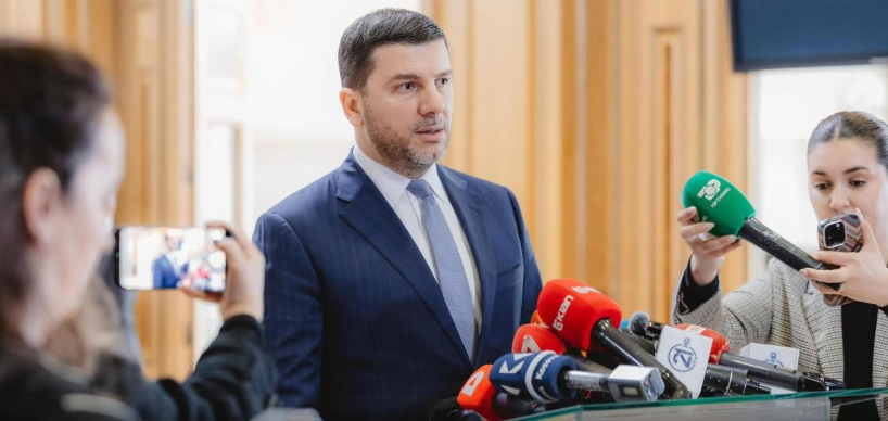 Memli Krasniqi: Ne zgjedhim Kushtetutën, jo tym e zjarr për Kuvendin!