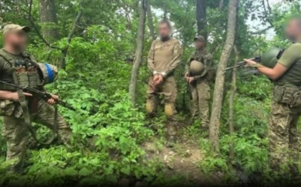 Ushtarët ukrainas zënë rob lufte ushtarët rus në Kursk