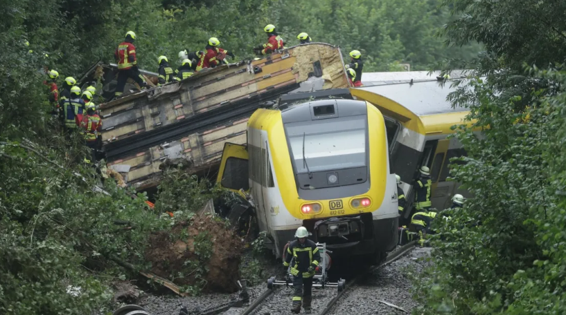 Treni në Gjermani me rreth 100 persona në bord del nga shinat, raportohet për disa viktima dhe shumë të plagosur