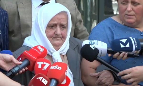 Dënimi i Pleskoviqit për krime lufte, nëna e viktimave: Mi ka myt dy djem, 29 vjet i kanë pasë, pak janë 15 vjet
