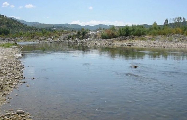 Mbyten dy fëmijë në lumin Shkumbin në Elbasan
