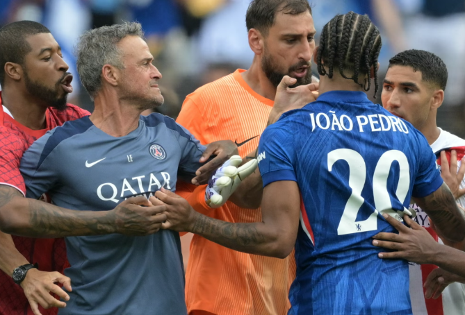 Enrique kërkon falje pasi goditi me shuplakë Joao Pedro-n